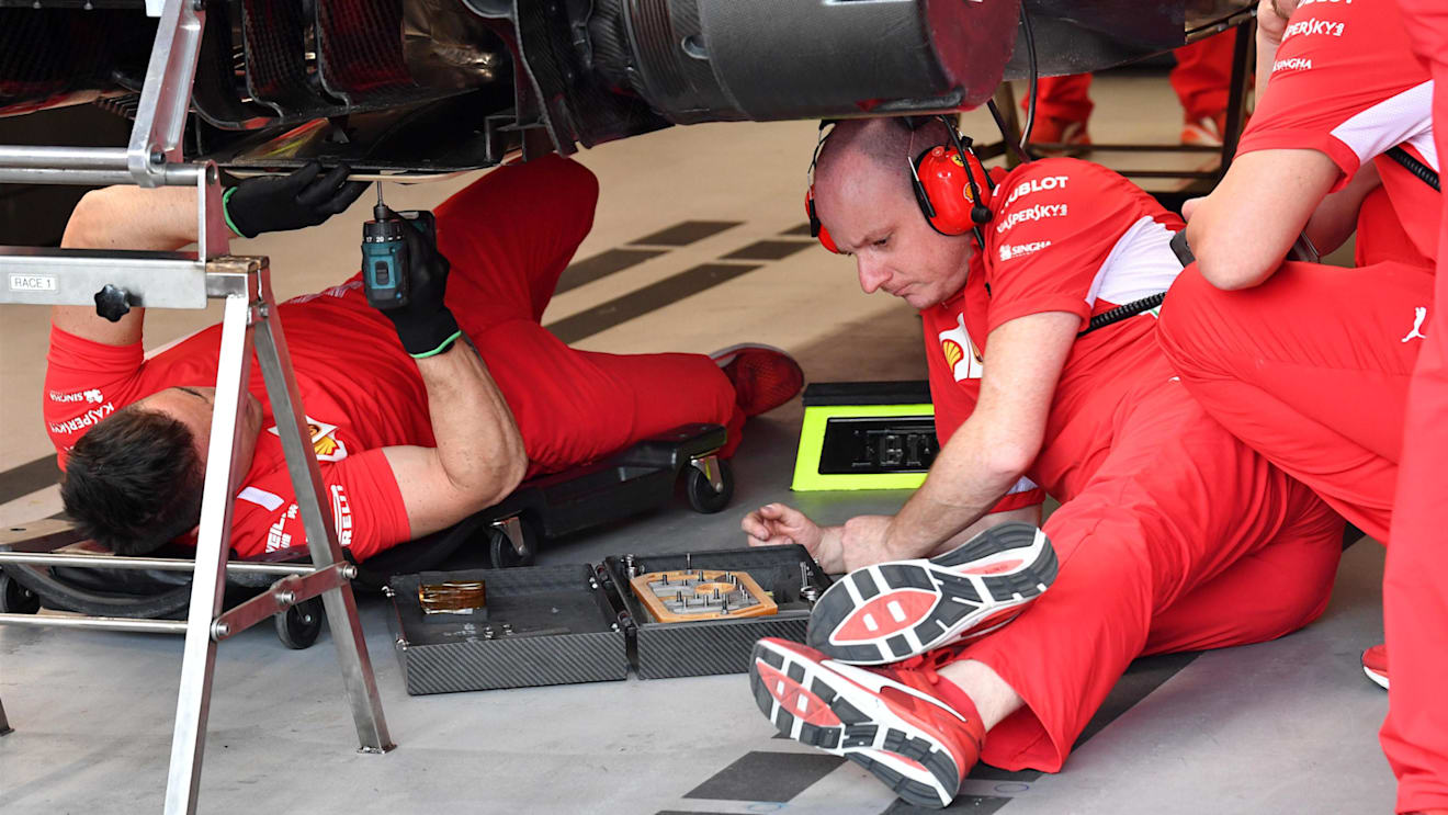 Ferrari mechanics work on Ferrari SF-71H floor at Formula One World Championship, Rd4, Azerbaijan Grand Prix, Qualifying, Baku City Circuit, Baku, Azerbaijan, Saturday 28 April 2018. © Mark Sutton/Sutton Images