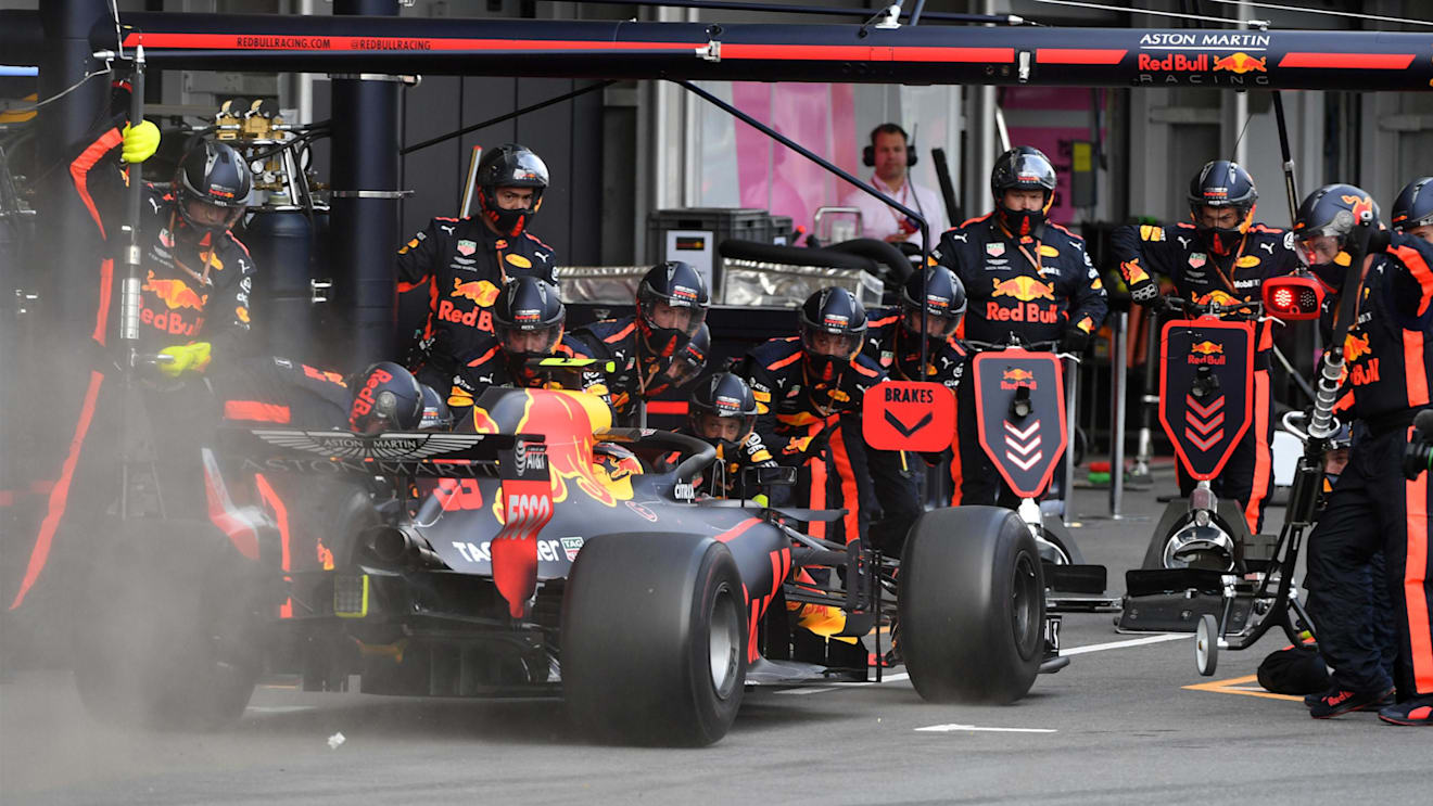 Daniel Ricciardo (AUS) Red Bull Racing RB14 pit stop at Formula One World Championship, Rd4, Azerbaijan Grand Prix, Race, Baku City Circuit, Baku, Azerbaijan, Sunday 29 April 2018. © Mark Sutton/Sutton Images