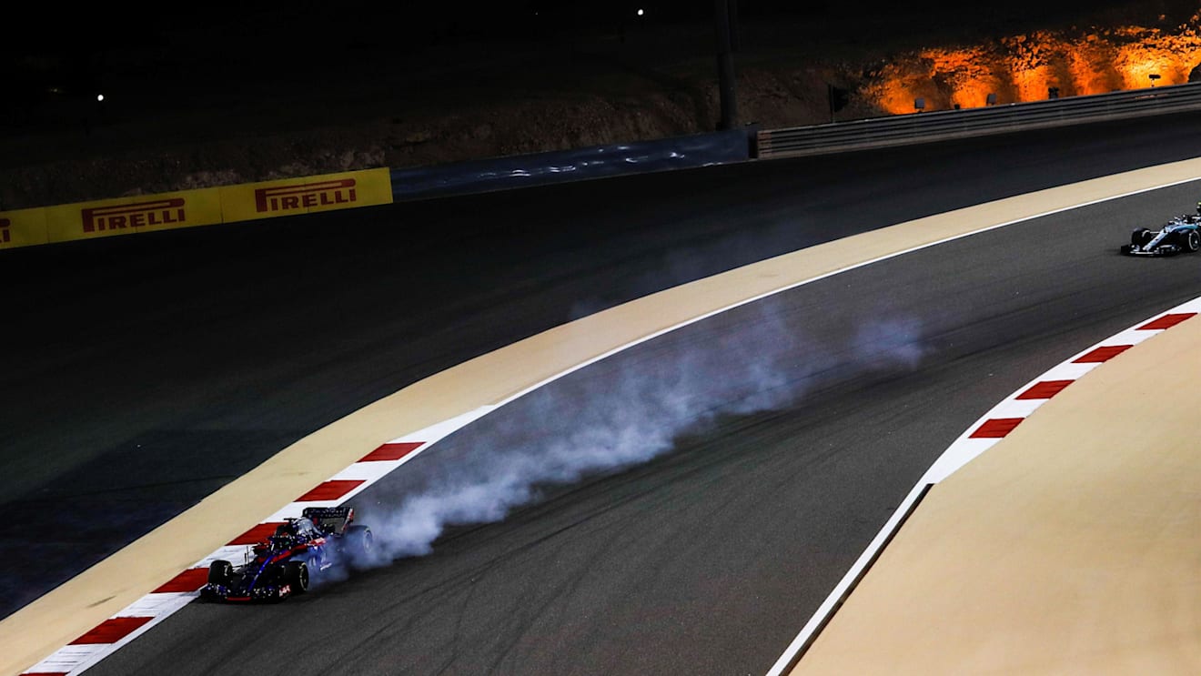 Brendon Hartley (NZL) Scuderia Toro Rosso STR13 locks up at Formula One World Championship, Rd2, Bahrain Grand Prix, Race, Bahrain International Circuit, Sakhir, Bahrain, Sunday 8 April 2018. © Manuel Goria/Sutton Images