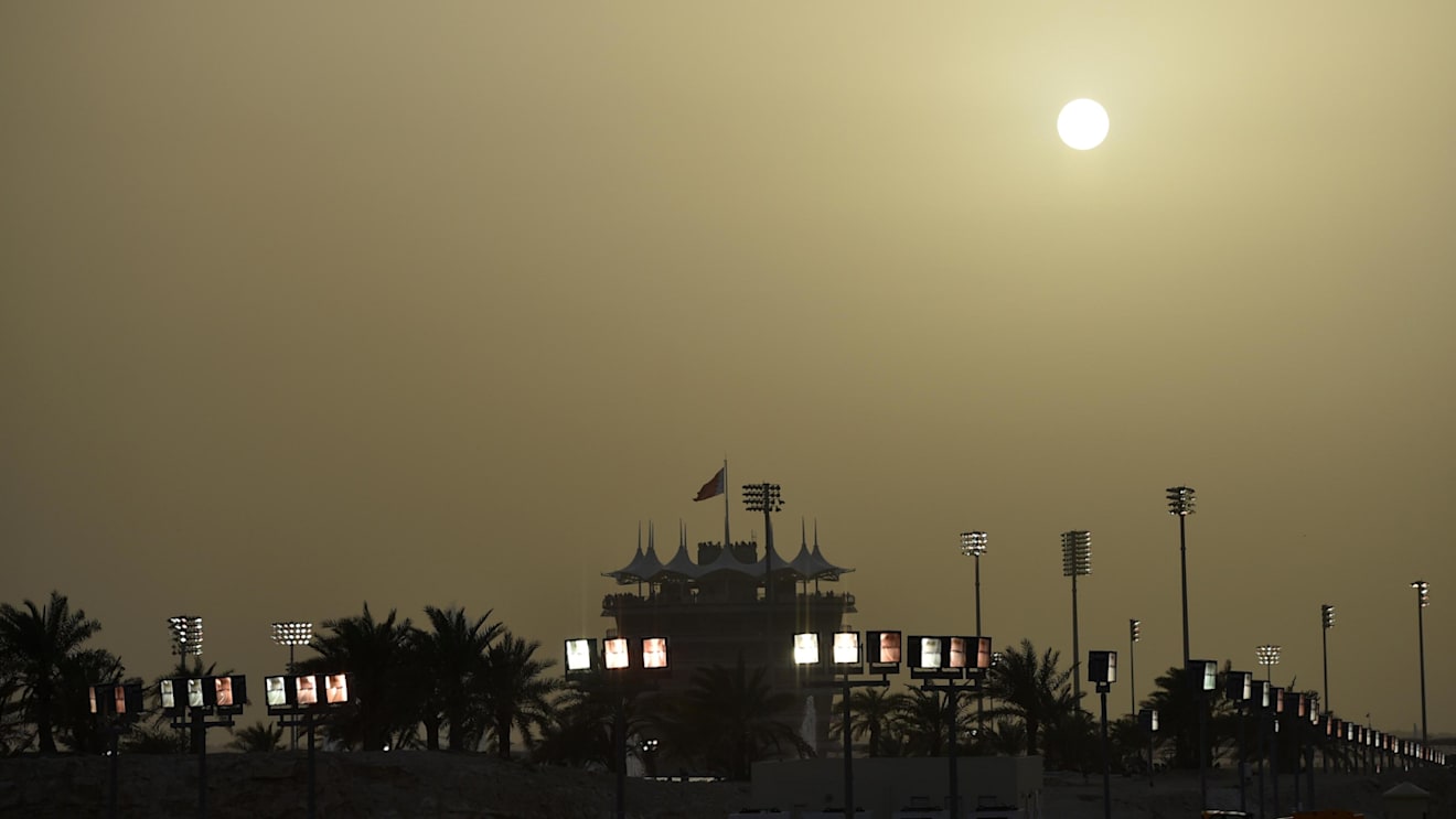 Dusk at Formula One World Championship, Rd2, Bahrain Grand Prix, Race, Bahrain International Circuit, Sakhir, Bahrain, Sunday 8 April 2018. © Simon Galloway/Sutton Images