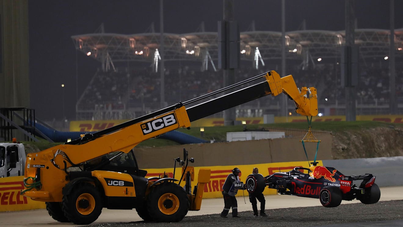 The car of race retiree Daniel Ricciardo (AUS) Red Bull Racing RB14 is recovered at Formula One World Championship, Rd2, Bahrain Grand Prix, Race, Bahrain International Circuit, Sakhir, Bahrain, Sunday 8 April 2018. © Zak Mauger/LAT/Sutton Images