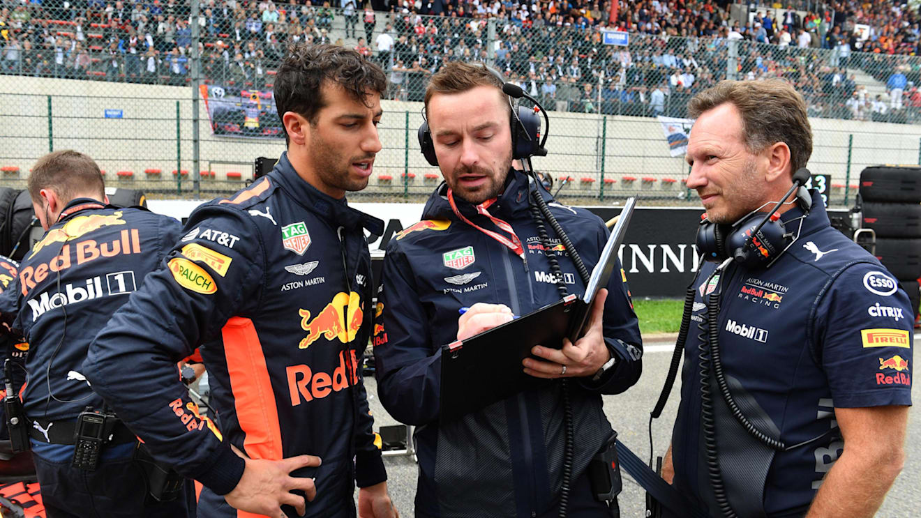 Daniel Ricciardo, Red Bull Racing, Simon Rennie, Red Bull Racing Race Engineer and Christian Horner, Red Bull Racing Team Principal on the grid at Formula One World Championship, Rd13, Belgian Grand Prix, Race, Spa Francorchamps, Belgium, Sunday 26 August 2018. © Mark Sutton/Sutton Images