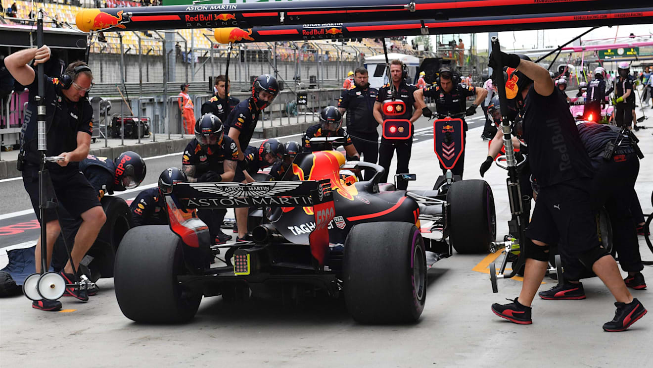 Daniel Ricciardo (AUS) Red Bull Racing RB14 pit stop at Formula One World Championship, Rd3, Chinese Grand Prix, Practice, Shanghai, China, Friday 13 April 2018. © Mark Sutton/Sutton Images