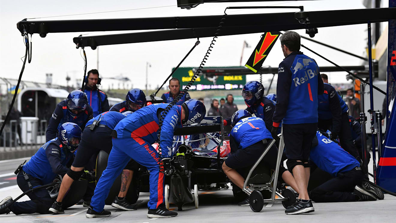 Brendon Hartley (NZL) Scuderia Toro Rosso STR13 pit stop at Formula One World Championship, Rd3, Chinese Grand Prix, Qualifying, Shanghai, China, Saturday 14 April 2018. © Mark Sutton/Sutton Images
