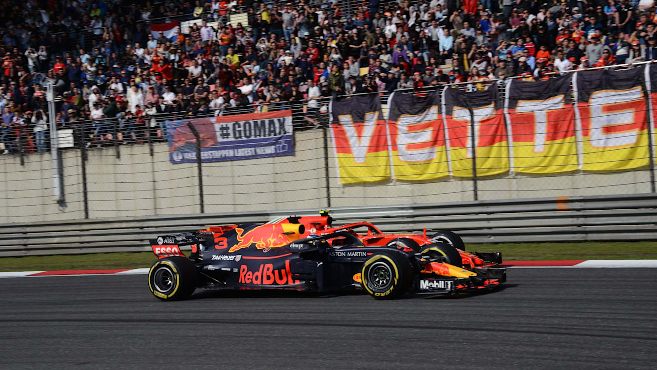 Daniel Ricciardo (AUS) Red Bull Racing RB14 and Kimi Raikkonen (FIN) Ferrari SF-71H battle at Formula One World Championship, Rd3, Chinese Grand Prix, Race, Shanghai, China, Sunday 15 April 2018. © Rubio/Sutton Images