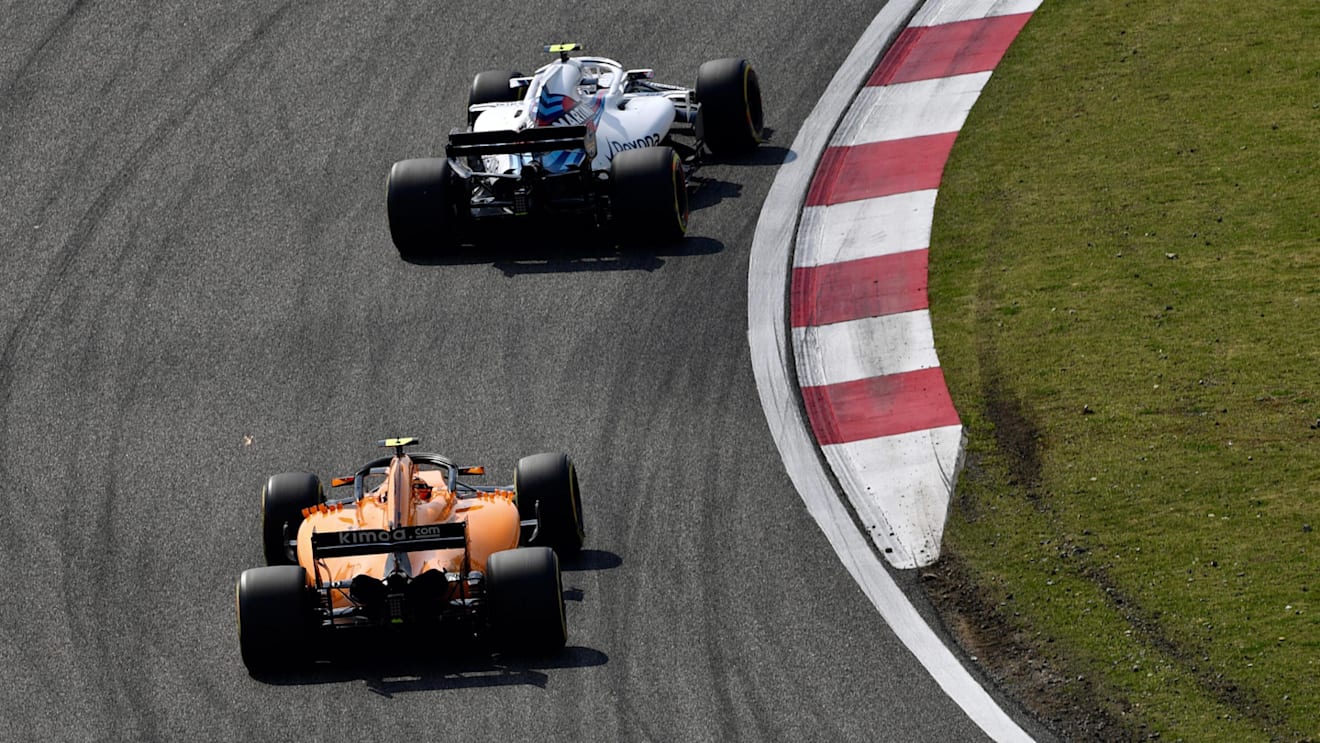 Sergey Sirotkin (RUS) Williams FW41 and Stoffel Vandoorne (BEL) McLaren MCL33 at Formula One World Championship, Rd3, Chinese Grand Prix, Race, Shanghai, China, Sunday 15 April 2018. © Jerry Andre/Sutton Images