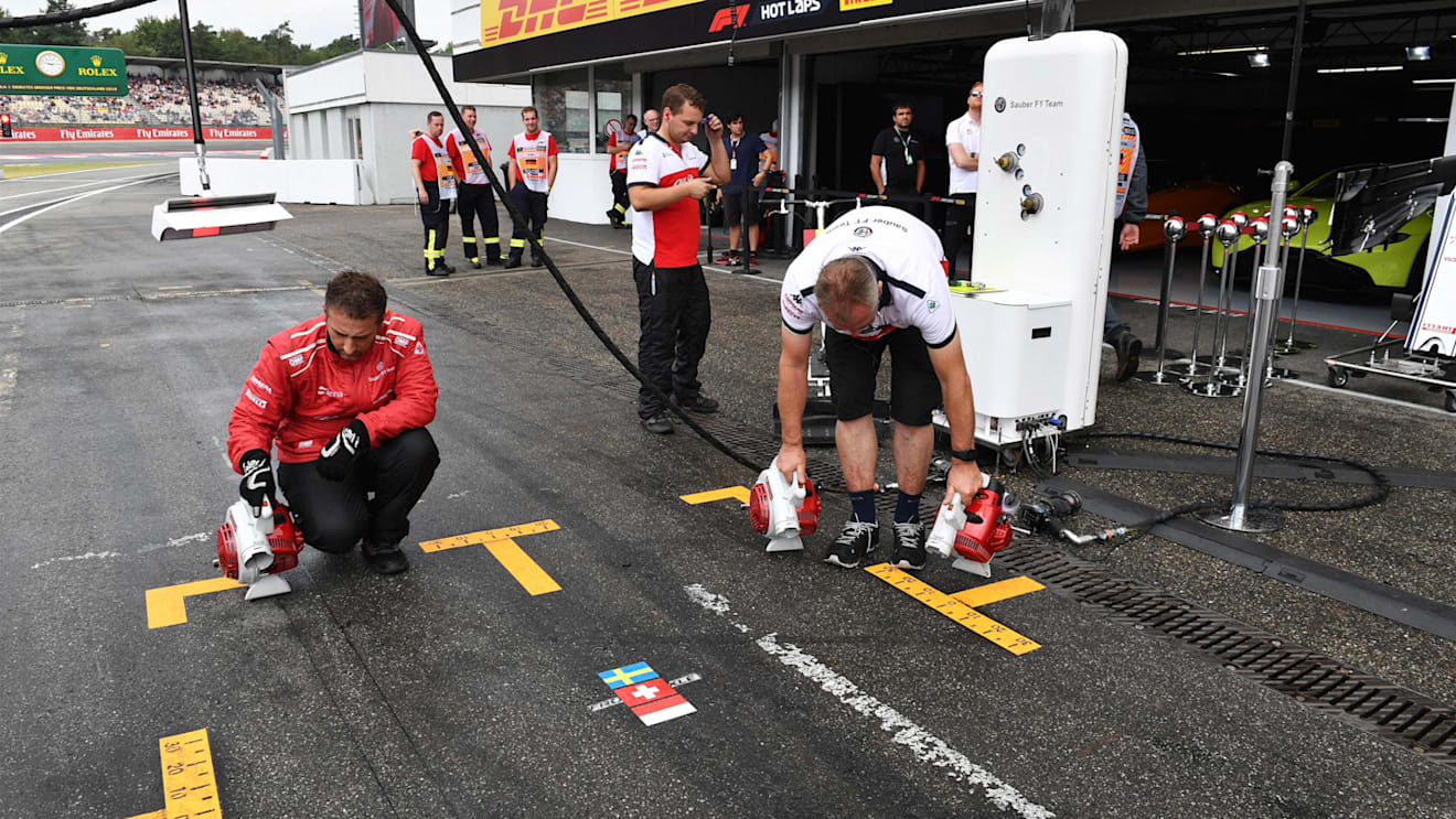 Alfa Romeo Sauber F1 Team mechanics dry the pit box at Formula One World Championship, Rd11, German Grand Prix, Qualifying, Hockenheim, Germany, Saturday 21 July 2018. © Mark Sutton/Sutton Images