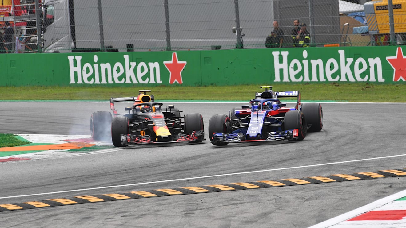 Daniel Ricciardo, Red Bull Racing RB14 and Brendon Hartley, Scuderia Toro Rosso STR13 battle at Formula One World Championship, Rd14, Italian Grand Prix, Race, Monza, Italy, Sunday 2 September 2018. © Jerry Andre/Sutton Images