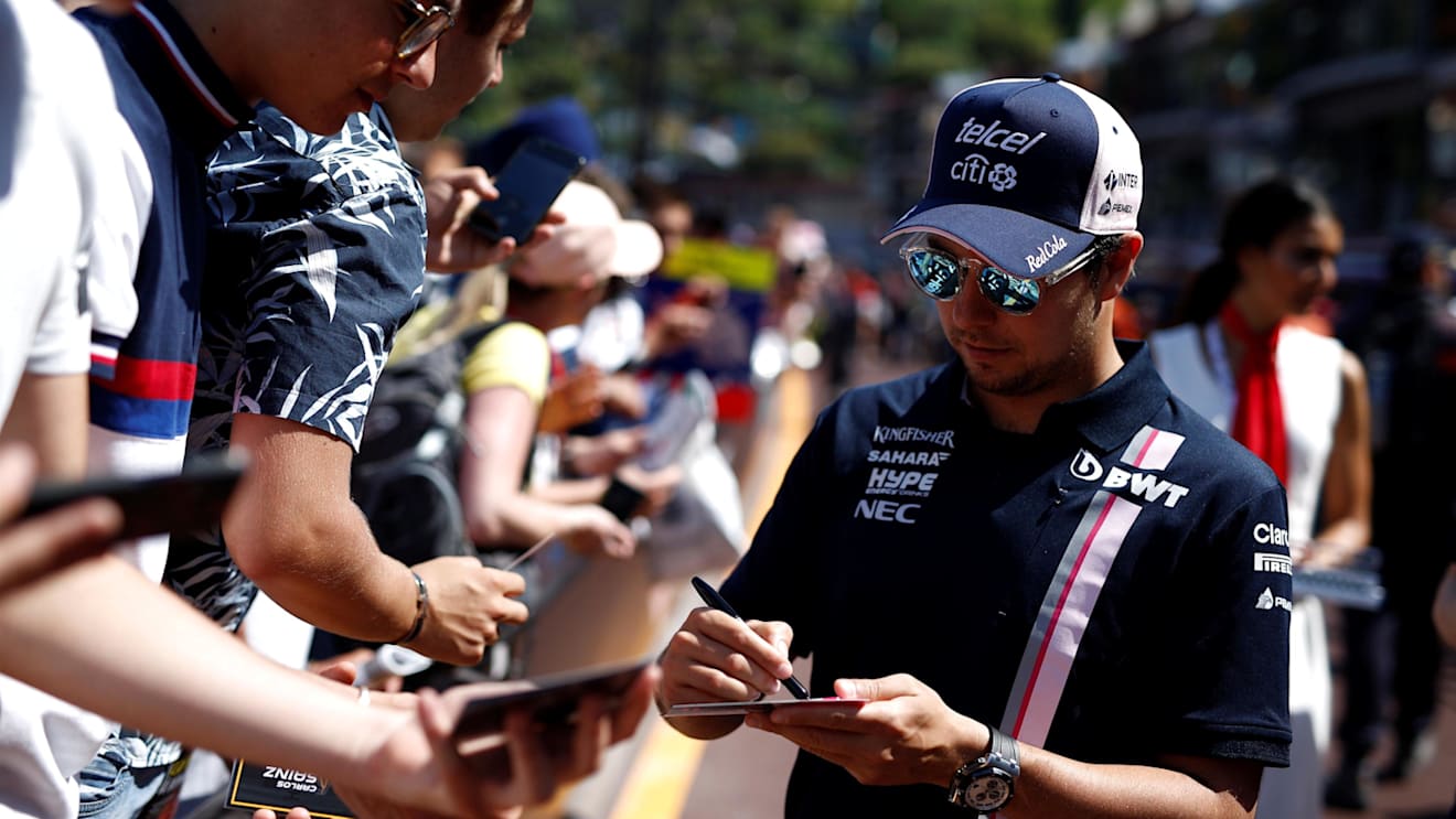 Sergio Perez (MEX) Force India signs autographs for the fans at Formula One World Championship, Rd6, Monaco Grand Prix Friday, Monte-Carlo, Monaco, 25 May 2018. © Manuel Goria/Sutton Images