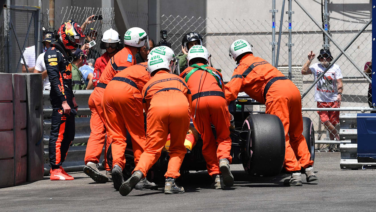 Marshals recover the crashed car of Max Verstappen (NED) Red Bull Racing RB14 in FP3 at Formula One World Championship, Rd6, Monaco Grand Prix, Qualifying, Monte-Carlo, Monaco, Saturday 26 May 2018. © Mark Sutton/Sutton Images