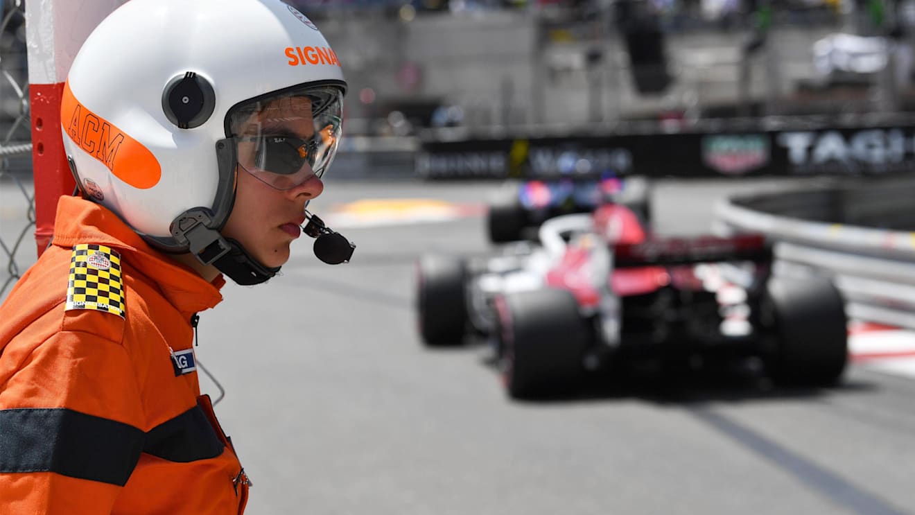 Marcus Ericsson (SWE) Alfa Romeo Sauber C37 and marshal at Formula One World Championship, Rd6, Monaco Grand Prix, Qualifying, Monte-Carlo, Monaco, Saturday 26 May 2018. © Mark Sutton/Sutton Images