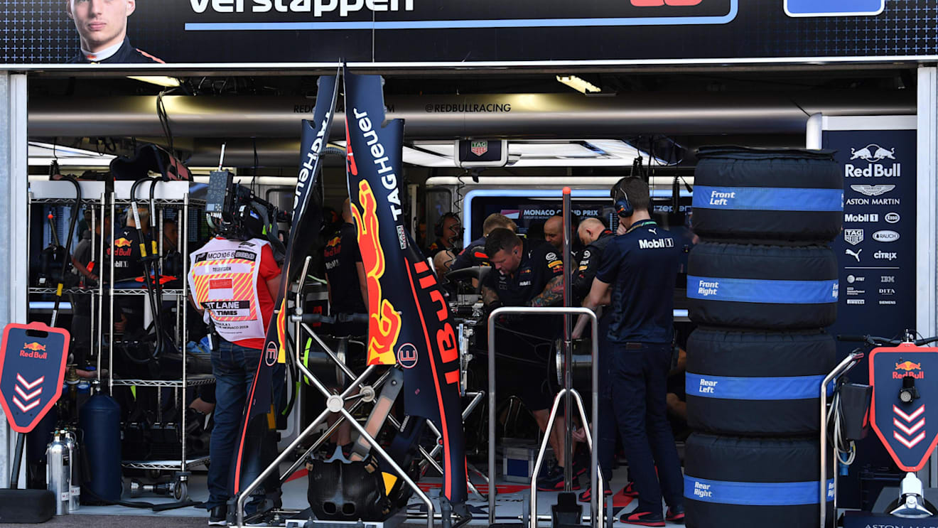 Red Bull Racing mechanics work on the car of Max Verstappen (NED) Red Bull Racing RB14 at Formula One World Championship, Rd6, Monaco Grand Prix, Qualifying, Monte-Carlo, Monaco, Saturday 26 May 2018. © Mark Sutton/Sutton Images