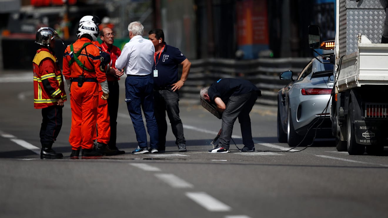Charlie Whiting (GBR) FIA Delegate oversees drain repairs during FP2 at Formula One World Championship, Rd6, Monaco Grand Prix, Practice, Monte-Carlo, Monaco, Thursday 24 May 2018. © Manuel Goria/Sutton Images