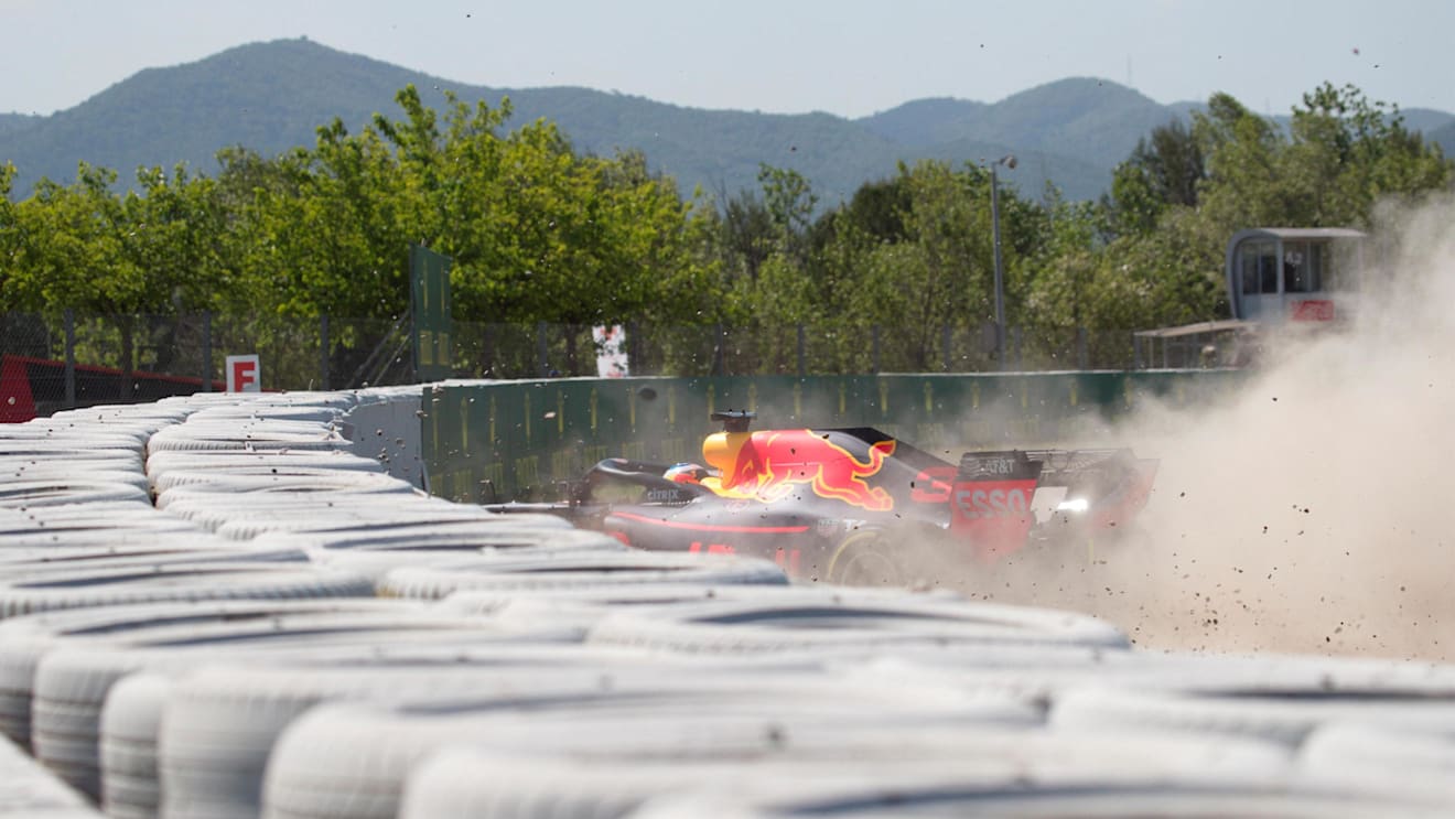Daniel Ricciardo (AUS) Red Bull Racing RB14 crashes in FP1 at Formula One World Championship, Rd5, Spanish Grand Prix, Practice, Barcelona, Spain, Friday 11 May 2018. © Rubio/Sutton Images
