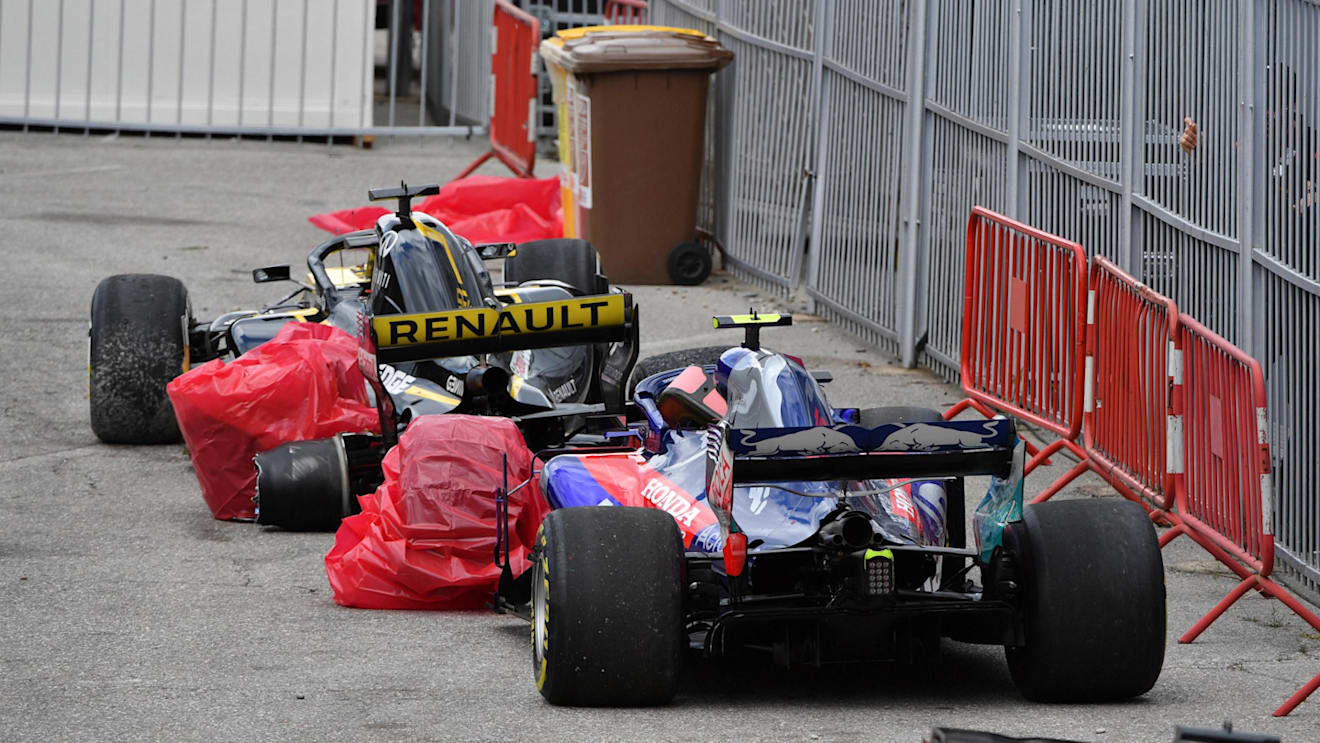 The crashed cars of race retirees Nico Hulkenberg (GER) Renault Sport F1 Team RS18 and Pierre Gasly (FRA) Scuderia Toro Rosso STR13 at Formula One World Championship, Rd5, Spanish Grand Prix, Race, Barcelona, Spain, Sunday 13 May 2018. © Mark Sutton/Sutton Images