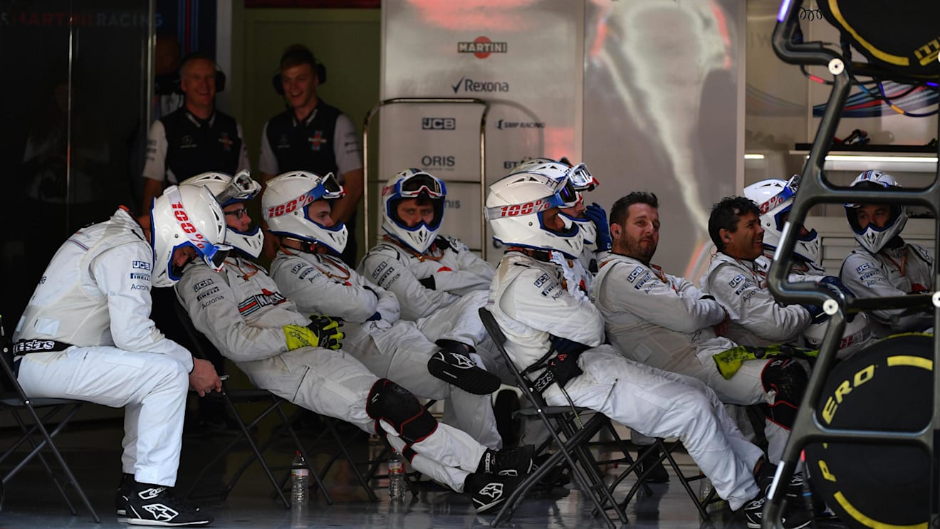 Williams mechanics in the garage at Formula One World Championship, Rd5, Spanish Grand Prix, Race, Barcelona, Spain, Sunday 13 May 2018. © Mark Sutton/Sutton Images