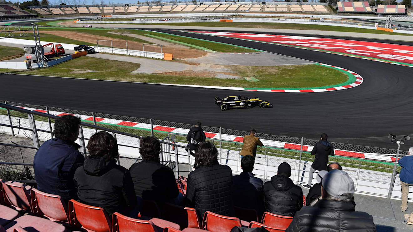 Nico Hulkenberg (GER) Renault Sport F1 Team RS18 and fans at Formula One Testing, Day One, Barcelona, Spain, 6 March 2018. © Mark Sutton/Sutton Images