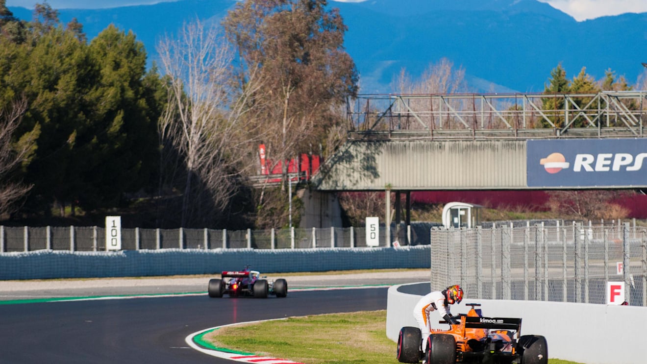 Stoffel Vandoorne (BEL) McLaren MCL33 stops on track at Formula One Testing, Day One, Barcelona, Spain, 6 March 2018. © Marc Calvo/Sutton Images