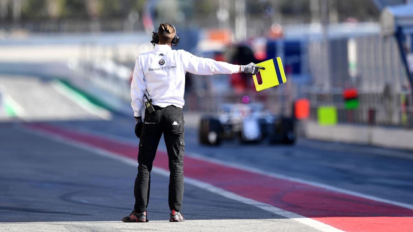 Alfa Romeo Sauber F1 Team mechanic at Formula One Testing, Day Two, Barcelona, Spain, 7 March 2018. © Mark Sutton/Sutton Images