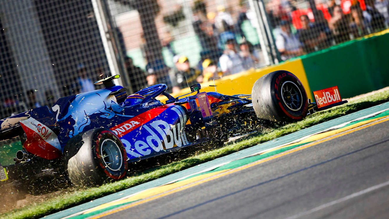 MELBOURNE GRAND PRIX CIRCUIT, AUSTRALIA - MARCH 15: Alexander Albon, Toro Rosso STR14, takes to the grass during the Australian GP at Melbourne Grand Prix Circuit on March 15, 2019 in Melbourne Grand Prix Circuit, Australia. (Photo by Andy Hone / LAT Images)