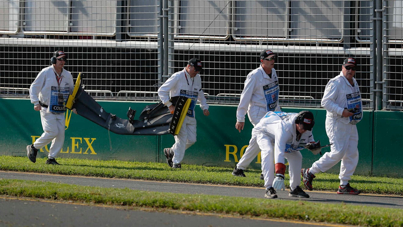 MELBOURNE GRAND PRIX CIRCUIT, AUSTRALIA - MARCH 17: Marshals remove the front wing and debris belonging to the car of Daniel Ricciardo, Renault, from the circuit during the Australian GP at Melbourne Grand Prix Circuit on March 17, 2019 in Melbourne Grand Prix Circuit, Australia. (Photo by Steven Tee / LAT Images)