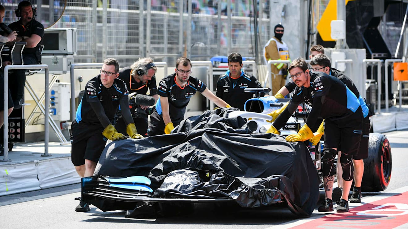 BAKU CITY CIRCUIT, AZERBAIJAN - APRIL 26: Marshals pushing the car of George Russell, Williams Racing FW42 after damage on the track in FP1 during the Azerbaijan GP at Baku City Circuit on April 26, 2019 in Baku City Circuit, Azerbaijan. (Photo by Mark Sutton / Sutton Images)