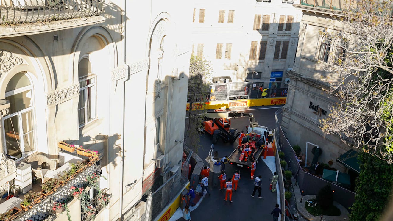 BAKU CITY CIRCUIT, AZERBAIJAN - APRIL 27: Marshals recover the crashed car of Charles Leclerc, Ferrari SF90 in qualifying during the Azerbaijan GP at Baku City Circuit on April 27, 2019 in Baku City Circuit, Azerbaijan. (Photo by Zak Mauger / LAT Images)