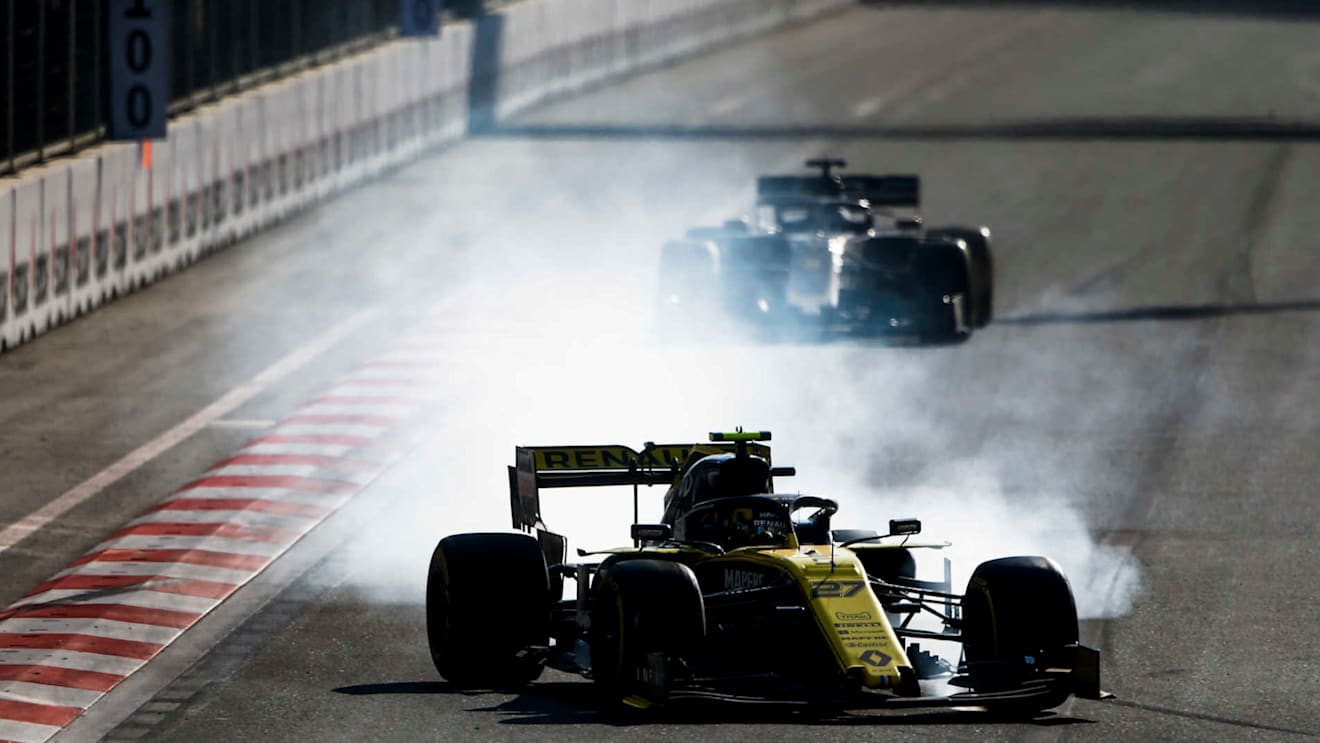 BAKU CITY CIRCUIT, AZERBAIJAN - APRIL 28: Nico Hulkenberg, Renault R.S. 19 locks up going in to turn 1 during the Azerbaijan GP at Baku City Circuit on April 28, 2019 in Baku City Circuit, Azerbaijan. (Photo by Andy Hone / LAT Images)