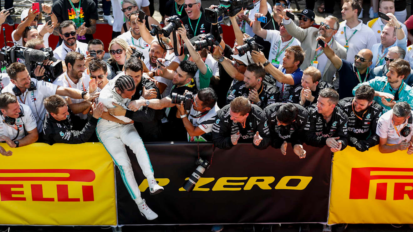 CIRCUIT GILLES-VILLENEUVE, CANADA - JUNE 09: Lewis Hamilton, Mercedes AMG F1, 1st position, celebrates in Parc Ferme with his team during the Canadian GP at Circuit Gilles-Villeneuve on June 09, 2019 in Circuit Gilles-Villeneuve, Canada. (Photo by Steven Tee / LAT Images)