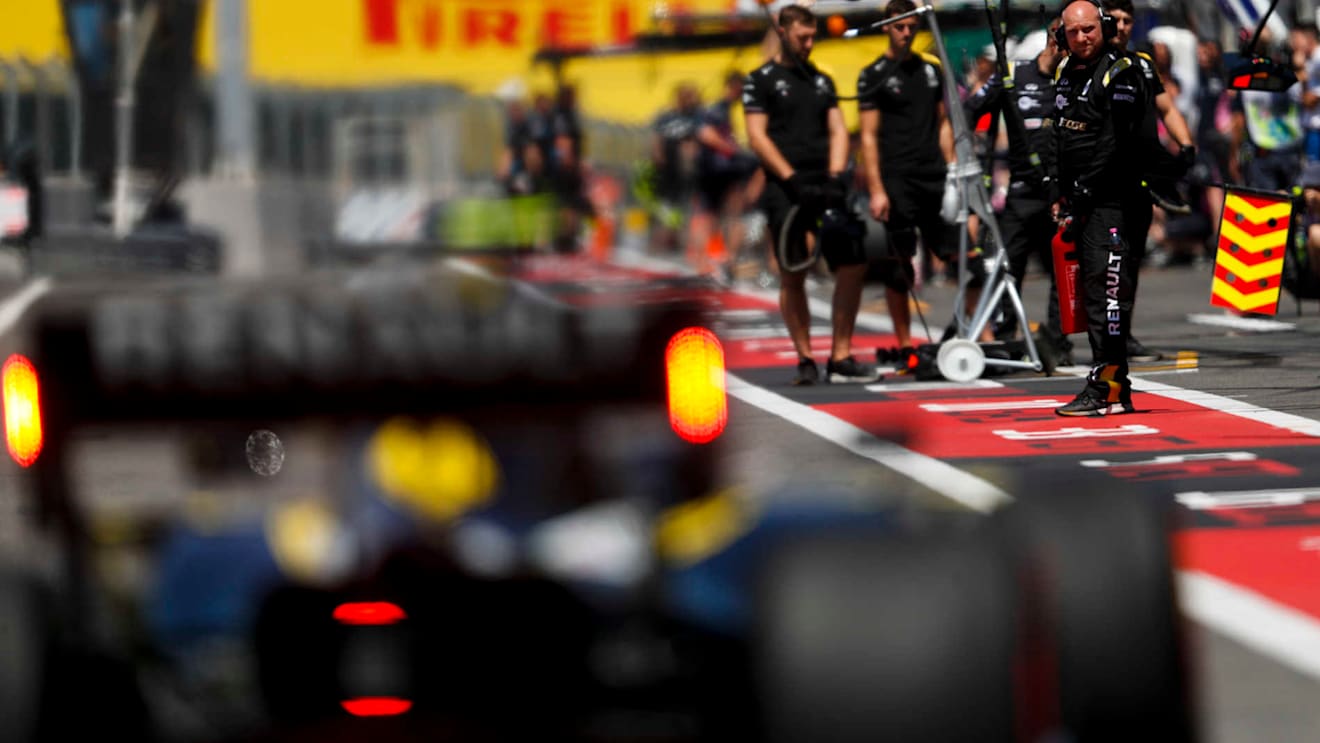 CIRCUIT PAUL RICARD, FRANCE - JUNE 21: Renault mechanics ready for Daniel Ricciardo, Renault R.S.19 during the French GP at Circuit Paul Ricard on June 21, 2019 in Circuit Paul Ricard, France. (Photo by Zak Mauger / LAT Images)
