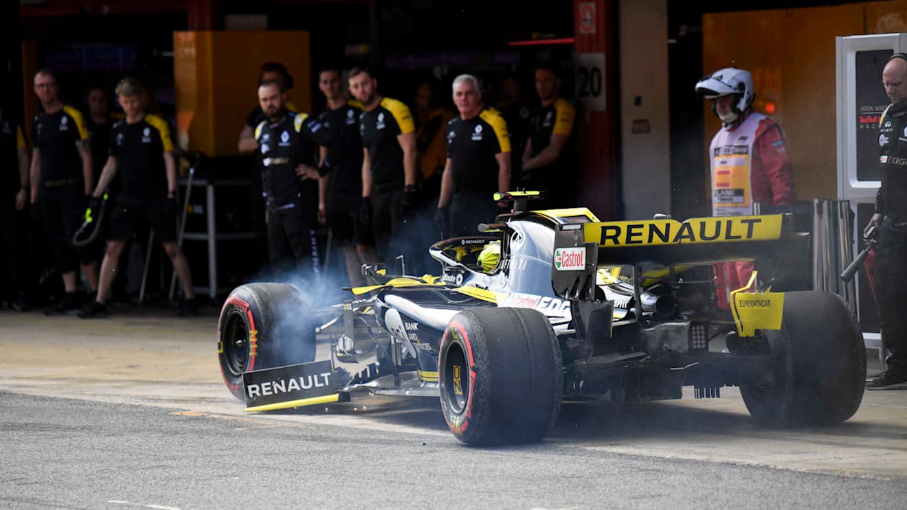 CIRCUIT DE BARCELONA-CATALUNYA, SPAIN - MAY 11: Nico Hulkenberg, Renault R.S. 19, arrives in the pit lane with from end damage after an off in Q1 during the Spanish GP at Circuit de Barcelona-Catalunya on May 11, 2019 in Circuit de Barcelona-Catalunya, Spain. (Photo by Mark Sutton / Sutton Images)