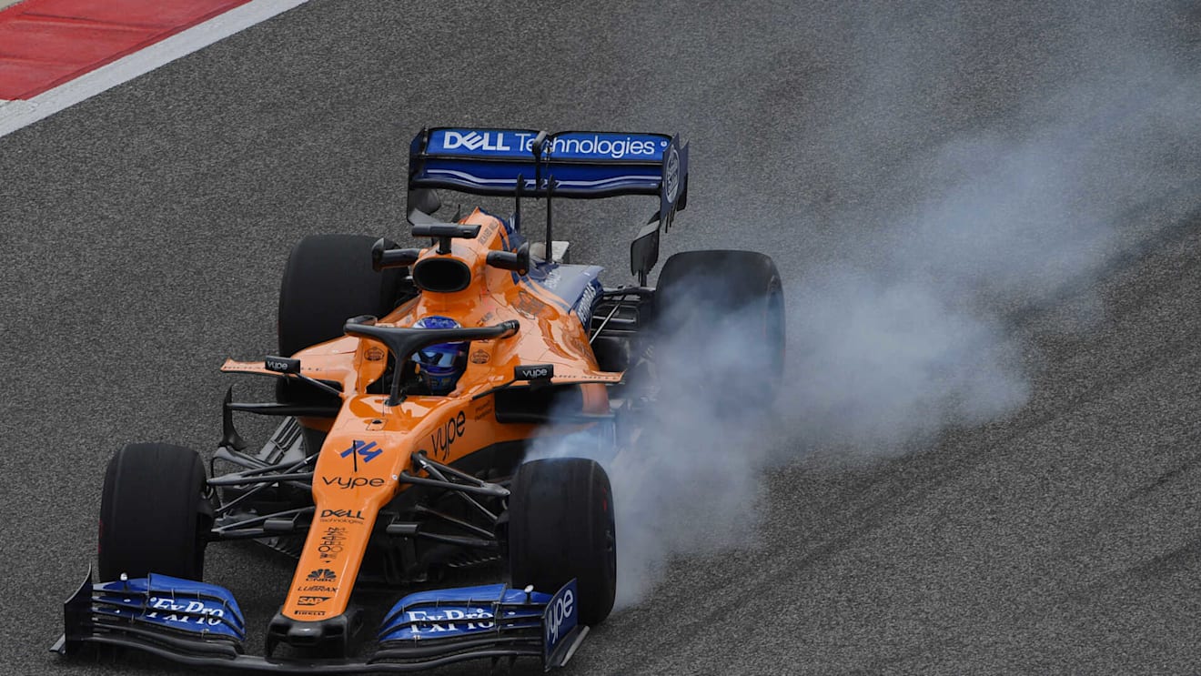 BAHRAIN INTERNATIONAL CIRCUIT, BAHRAIN - APRIL 02: Fernando Alonso, McLaren MCL34, locks up during the Bahrain April testing at Bahrain International Circuit on April 02, 2019 in Bahrain International Circuit, Bahrain. (Photo by Mark Sutton / Sutton Images)
