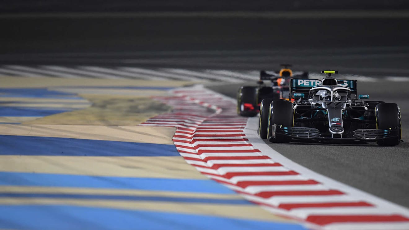 BAHRAIN INTERNATIONAL CIRCUIT, BAHRAIN - MARCH 31: Valtteri Bottas, Mercedes AMG W10 and Max Verstappen, Red Bull Racing RB15 during the Bahrain GP at Bahrain International Circuit on March 31, 2019 in Bahrain International Circuit, Bahrain. (Photo by Simon Galloway / LAT Images)