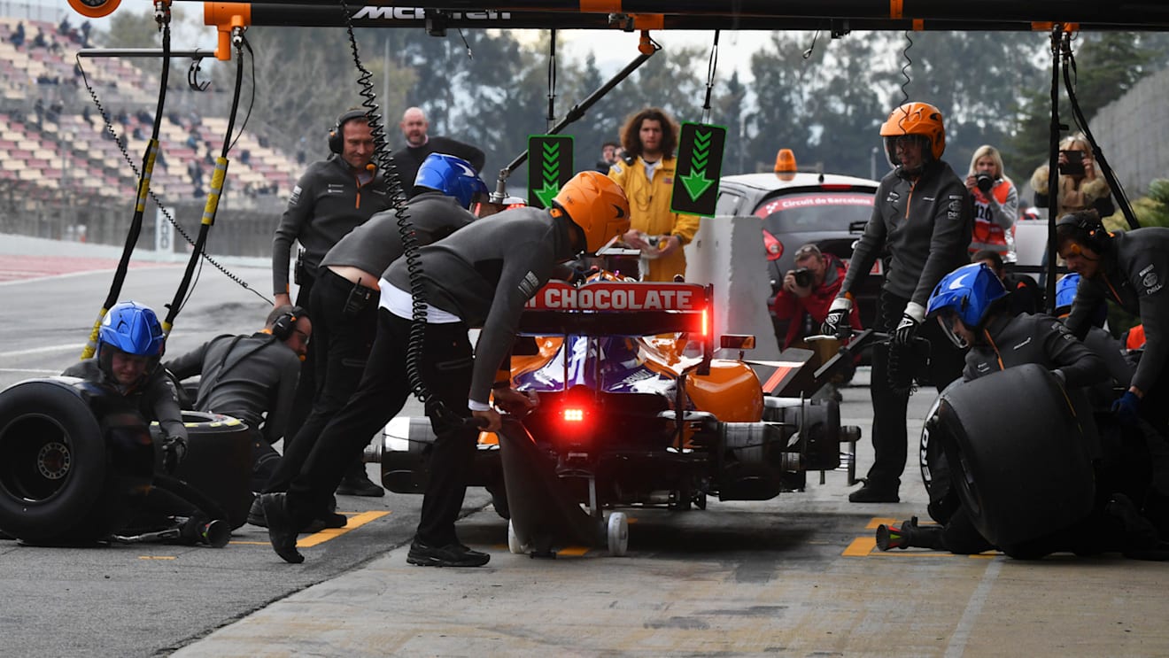 CIRCUIT DE BARCELONA-CATALUNYA, SPAIN - FEBRUARY 20: Carlos Sainz Jr, McLaren MCL34 pit stop during the Barcelona February testing at Circuit de Barcelona-Catalunya on February 20, 2019 in Circuit de Barcelona-Catalunya, Spain. (Photo by Mark Sutton / Sutton Images)