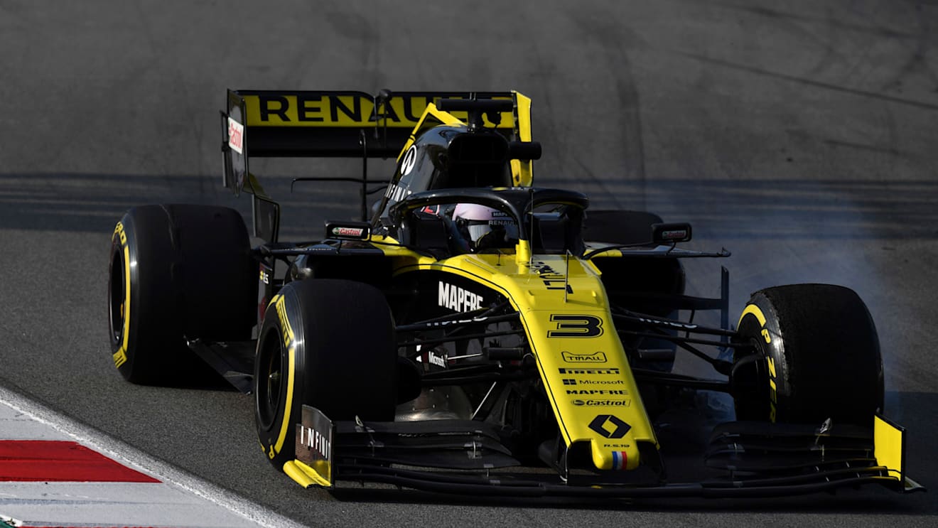 CIRCUIT DE BARCELONA-CATALUNYA, SPAIN - FEBRUARY 20: Daniel Ricciardo, Renault F1 Team R.S. 19  locks up during the Barcelona February testing at Circuit de Barcelona-Catalunya on February 20, 2019 in Circuit de Barcelona-Catalunya, Spain. (Photo by Mark Sutton / Sutton Images)