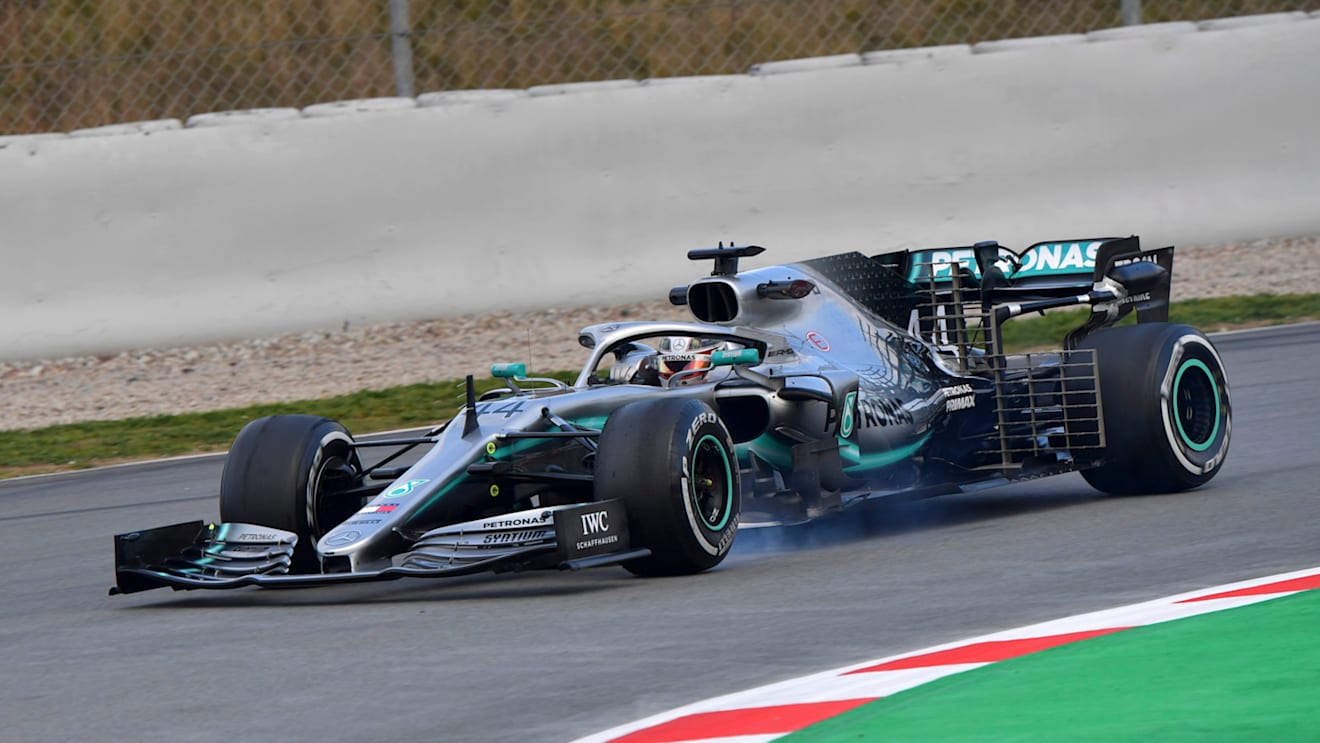 CIRCUIT DE BARCELONA-CATALUNYA, SPAIN - FEBRUARY 19: Lewis Hamilton, Mercedes-AMG F1 W10 EQ Power+ locks up during the Barcelona February testing at Circuit de Barcelona-Catalunya on February 19, 2019 in Circuit de Barcelona-Catalunya, Spain. (Photo by Jerry Andre / Sutton Images)