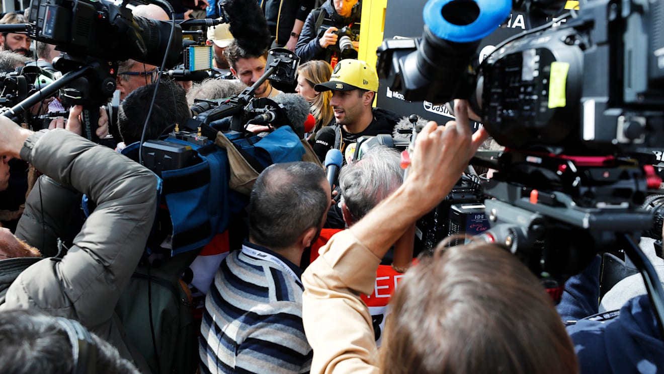 CIRCUIT DE BARCELONA-CATALUNYA, SPAIN - FEBRUARY 19: Daniel Ricciardo, Renault Sport F1 Team amongst the media scrumb during the Barcelona February testing at Circuit de Barcelona-Catalunya on February 19, 2019 in Circuit de Barcelona-Catalunya, Spain. (Photo by Carl Bingham / LAT Images)