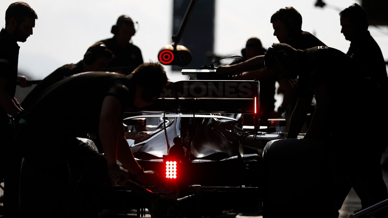 CIRCUIT DE BARCELONA-CATALUNYA, SPAIN - MARCH 01: Romain Grosjean, Haas F1 Team VF-19 pit stop during the Barcelona February testing II at Circuit de Barcelona-Catalunya on March 01, 2019 in Circuit de Barcelona-Catalunya, Spain. (Photo by Glenn Dunbar / LAT Images)