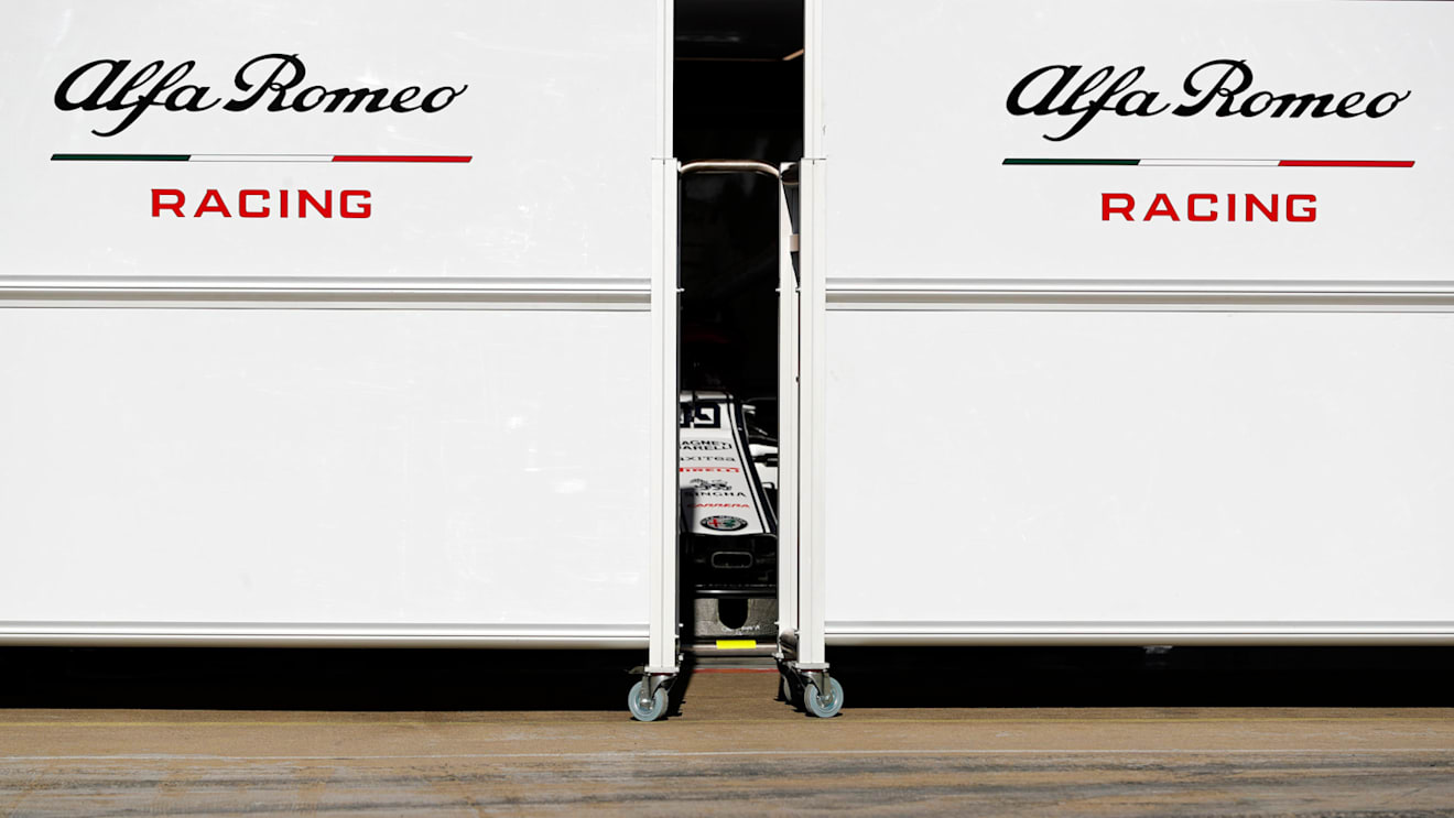 CIRCUIT DE BARCELONA-CATALUNYA, SPAIN - FEBRUARY 26: Alfa Romeo Racing garage screens during the Barcelona February testing II at Circuit de Barcelona-Catalunya on February 26, 2019 in Circuit de Barcelona-Catalunya, Spain. (Photo by Steven Tee / LAT Images)
