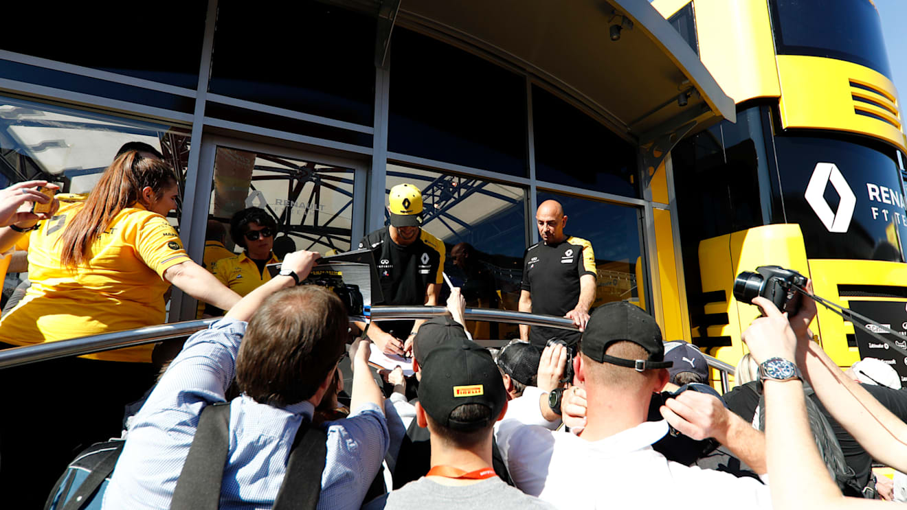 CIRCUIT DE BARCELONA-CATALUNYA, SPAIN - FEBRUARY 27: Daniel Ricciardo, Renault F1 Team signs autographs for the fans during the Barcelona February testing II at Circuit de Barcelona-Catalunya on February 27, 2019 in Circuit de Barcelona-Catalunya, Spain. (Photo by Glenn Dunbar / LAT Images)