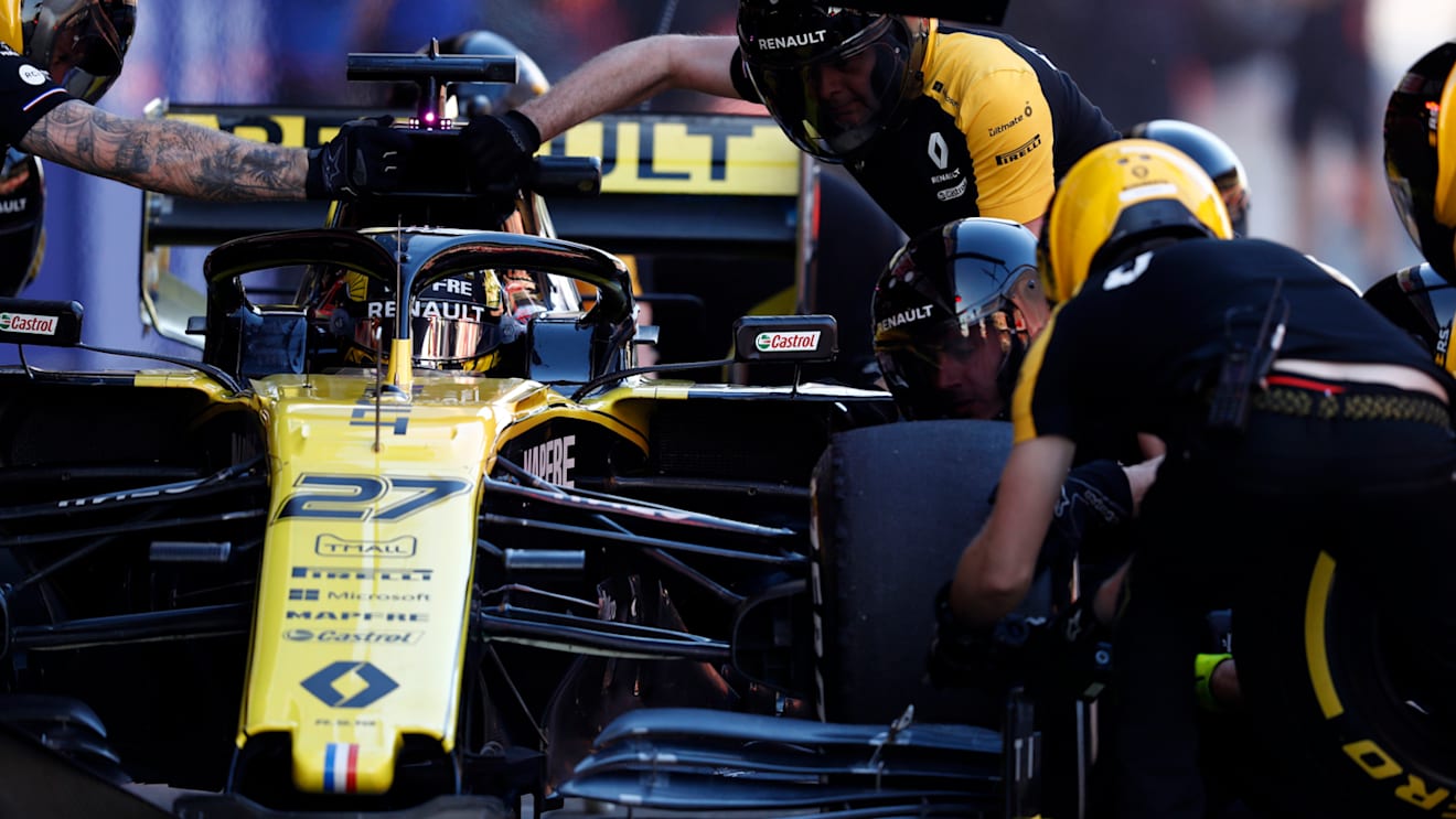 CIRCUIT DE BARCELONA-CATALUNYA, SPAIN - FEBRUARY 27: Nico Hulkenberg, Renault F1 Team R.S. 19 pit stop during the Barcelona February testing II at Circuit de Barcelona-Catalunya on February 27, 2019 in Circuit de Barcelona-Catalunya, Spain. (Photo by Glenn Dunbar / LAT Images)