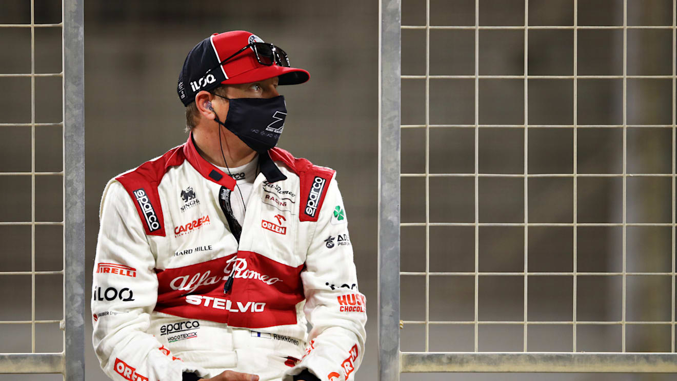 BAHRAIN, BAHRAIN - NOVEMBER 29: Kimi Raikkonen of Finland and Alfa Romeo Racing looks on from the pitwall during the F1 Grand Prix of Bahrain at Bahrain International Circuit on November 29, 2020 in Bahrain, Bahrain. (Photo by Mark Thompson/Getty Images)