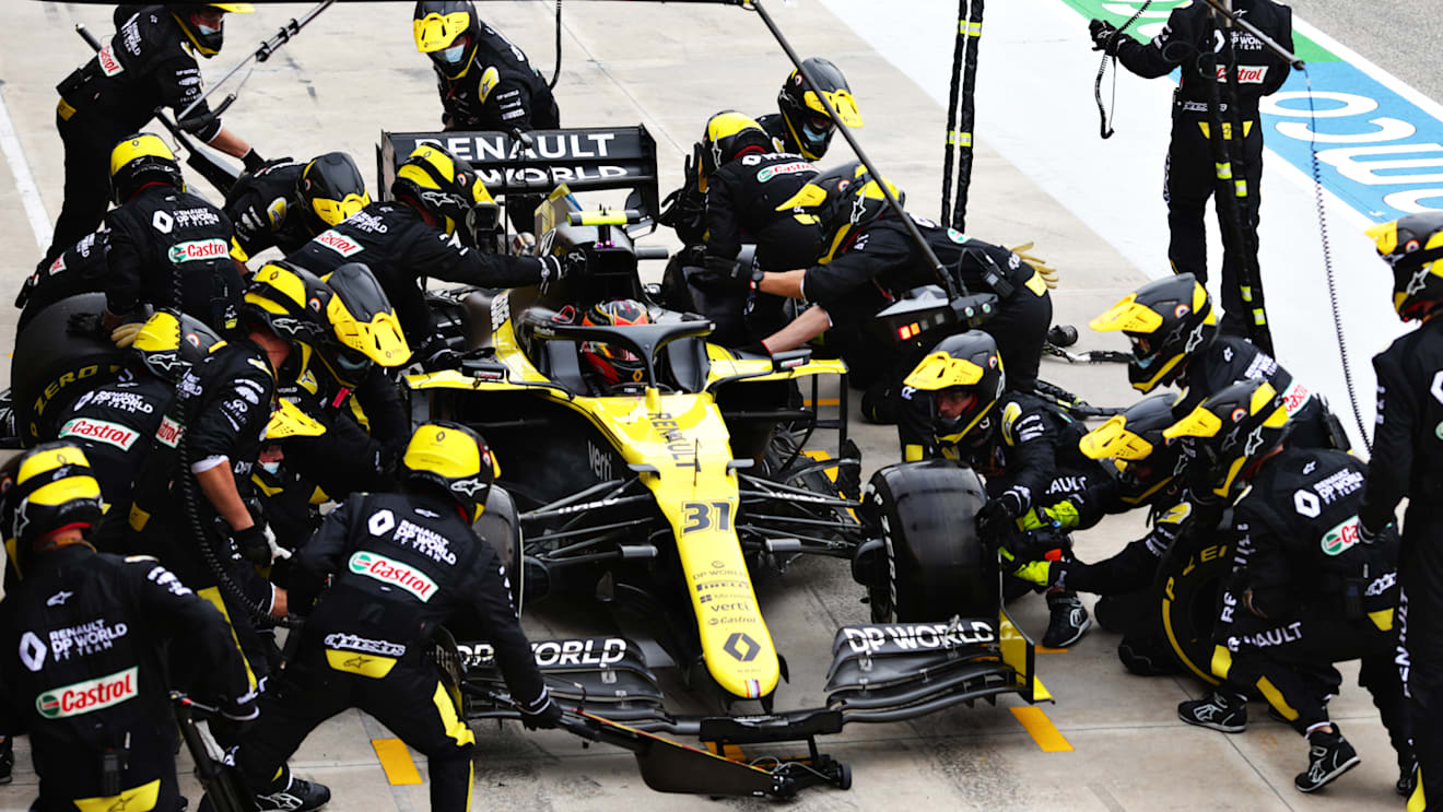 IMOLA, ITALY - NOVEMBER 01: Esteban Ocon of France driving the (31) Renault Sport Formula One Team RS20 makes a pitstop during the F1 Grand Prix of Emilia Romagna at Autodromo Enzo e Dino Ferrari on November 01, 2020 in Imola, Italy. (Photo by Peter Fox/Getty Images)