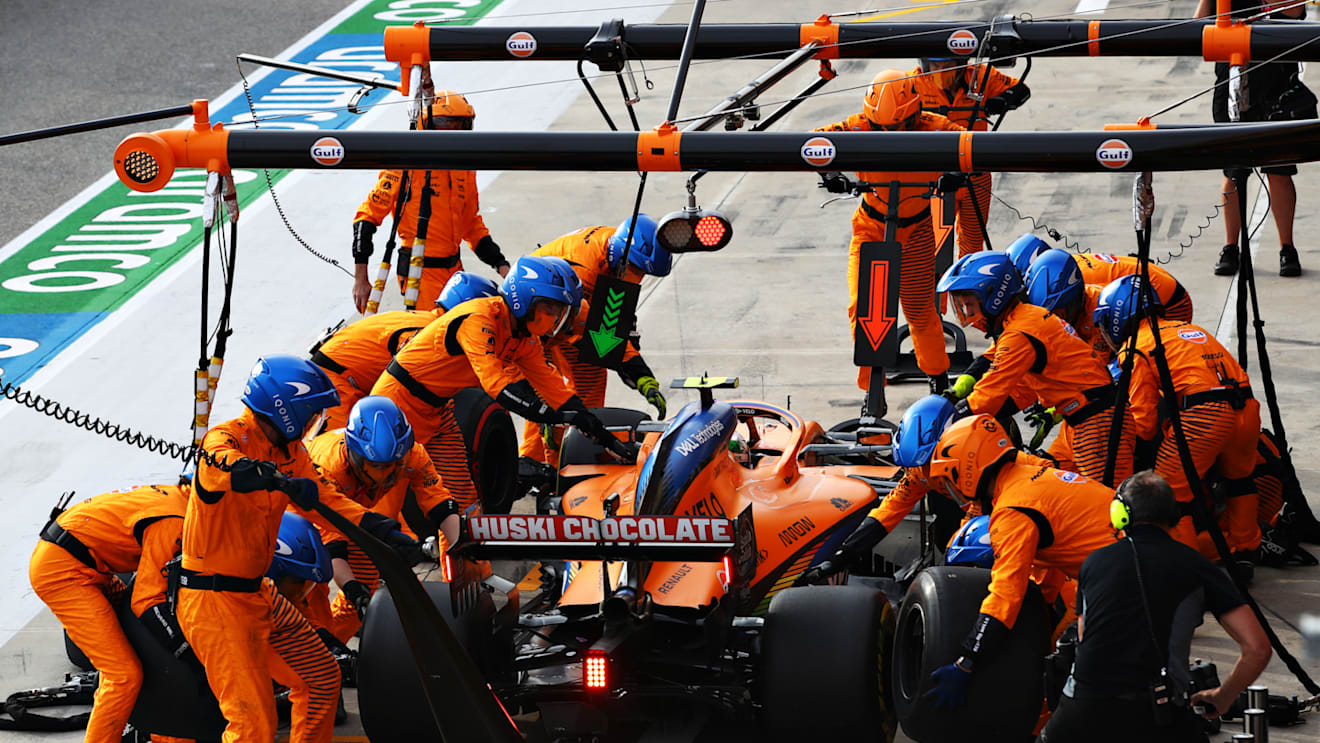 IMOLA, ITALY - NOVEMBER 01: Lando Norris of Great Britain driving the (4) McLaren F1 Team MCL35 Renault makes a pitstop during the F1 Grand Prix of Emilia Romagna at Autodromo Enzo e Dino Ferrari on November 01, 2020 in Imola, Italy. (Photo by Mark Thompson/Getty Images)