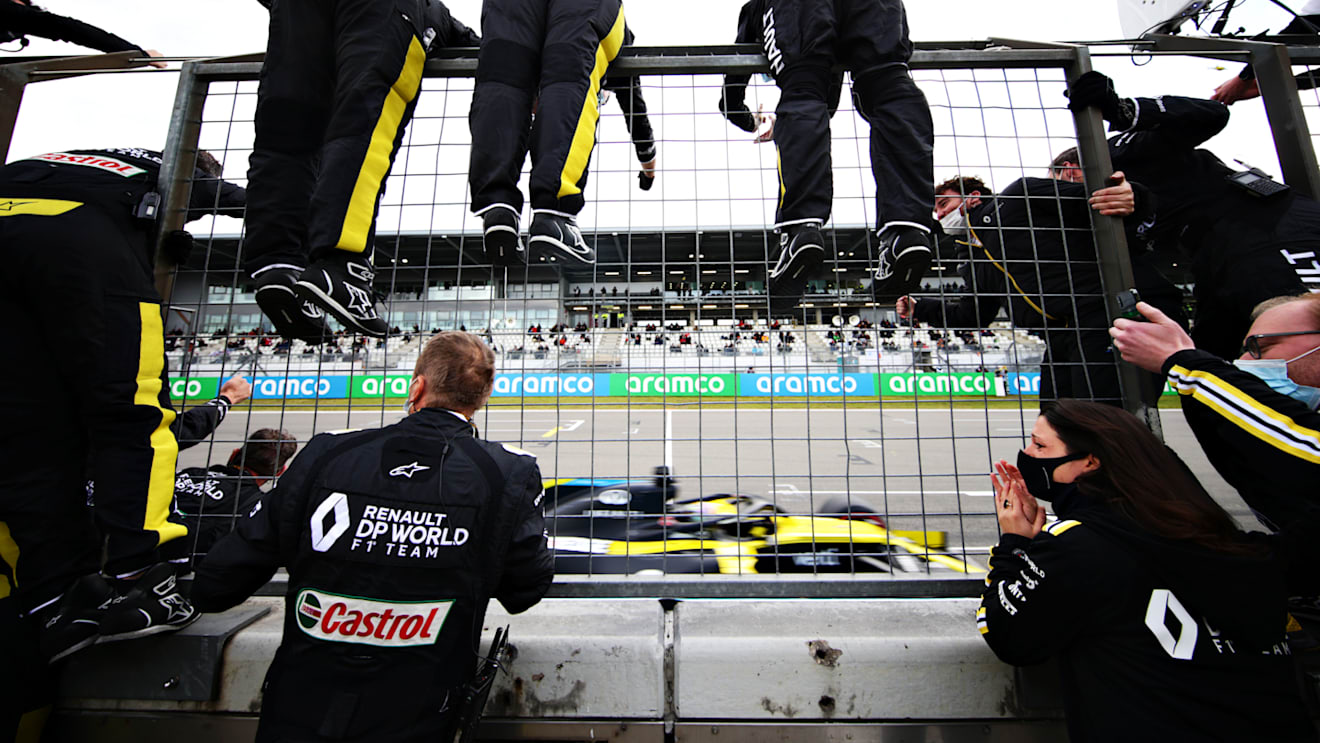 NUERBURG, GERMANY - OCTOBER 11: Third placed Daniel Ricciardo of Australia driving the (3) Renault Sport Formula One Team RS20 crosses the line in front of his team celebrating on the pitwall during the F1 Eifel Grand Prix at Nuerburgring on October 11, 2020 in Nuerburg, Germany. (Photo by Peter Fox/Getty Images)