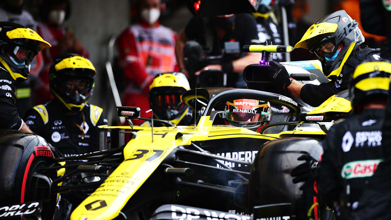 PORTIMAO, PORTUGAL - OCTOBER 25: Esteban Ocon of France driving the (31) Renault Sport Formula One Team RS20 makes a pitstop during the F1 Grand Prix of Portugal at Autodromo Internacional do Algarve on October 25, 2020 in Portimao, Portugal. (Photo by Peter Fox/Getty Images)