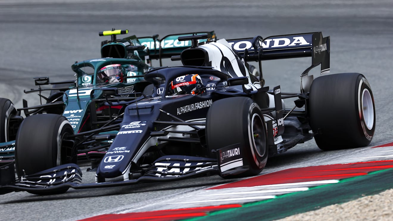 SPIELBERG, AUSTRIA - JULY 04: Yuki Tsunoda of Japan driving the (22) Scuderia AlphaTauri AT02 Honda and Sebastian Vettel of Germany driving the (5) Aston Martin AMR21 Mercedes battle for position during the F1 Grand Prix of Austria at Red Bull Ring on July 04, 2021 in Spielberg, Austria. (Photo by Clive Mason - Formula 1/Formula 1 via Getty Images)