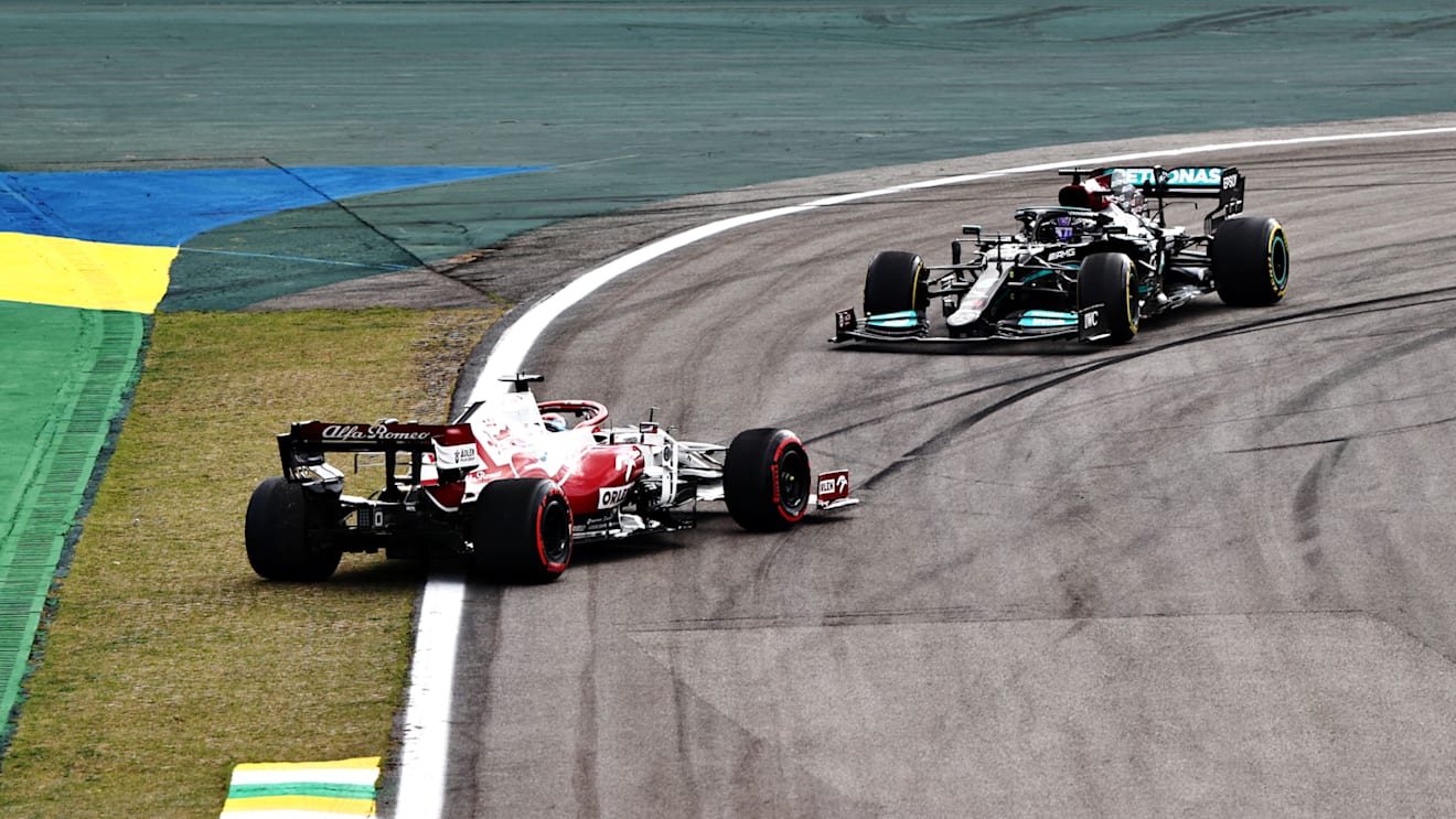SAO PAULO, BRAZIL - NOVEMBER 13: Kimi Raikkonen of Finland driving the (7) Alfa Romeo Racing C41 Ferrari spins during the sprint ahead of the F1 Grand Prix of Brazil at Autodromo Jose Carlos Pace on November 13, 2021 in Sao Paulo, Brazil. (Photo by Mark Thompson/Getty Images)