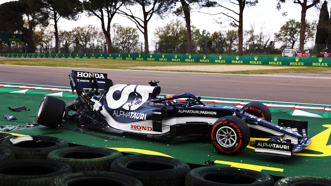 IMOLA, ITALY - APRIL 17: Yuki Tsunoda of Japan driving the (22) Scuderia AlphaTauri AT02 Honda stops on track after a crash during qualifying ahead of the F1 Grand Prix of Emilia Romagna at Autodromo Enzo e Dino Ferrari on April 17, 2021 in Imola, Italy. (Photo by Lars Baron/Getty Images)