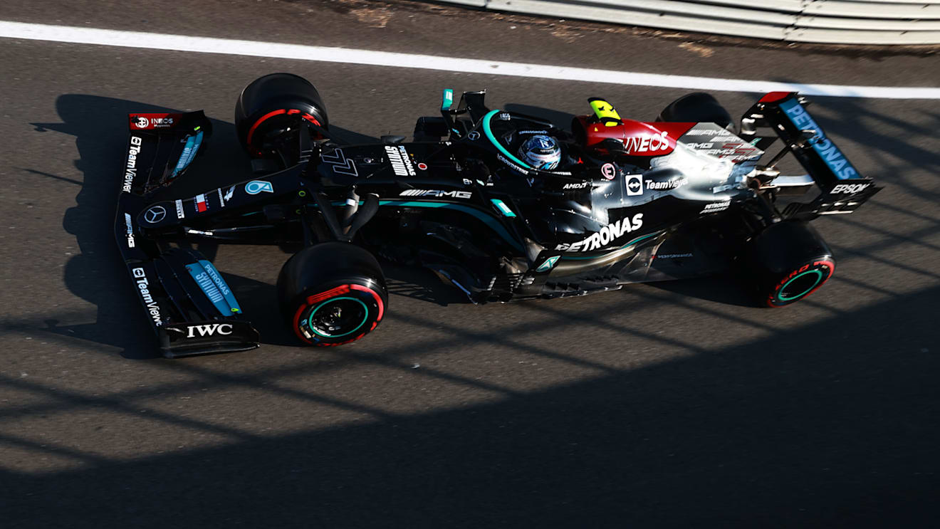 NORTHAMPTON, ENGLAND - JULY 16: Valtteri Bottas of Finland driving the (77) Mercedes AMG Petronas F1 Team Mercedes W12 during qualifying ahead of the F1 Grand Prix of Great Britain at Silverstone on July 16, 2021 in Northampton, England. (Photo by Mark Thompson/Getty Images)